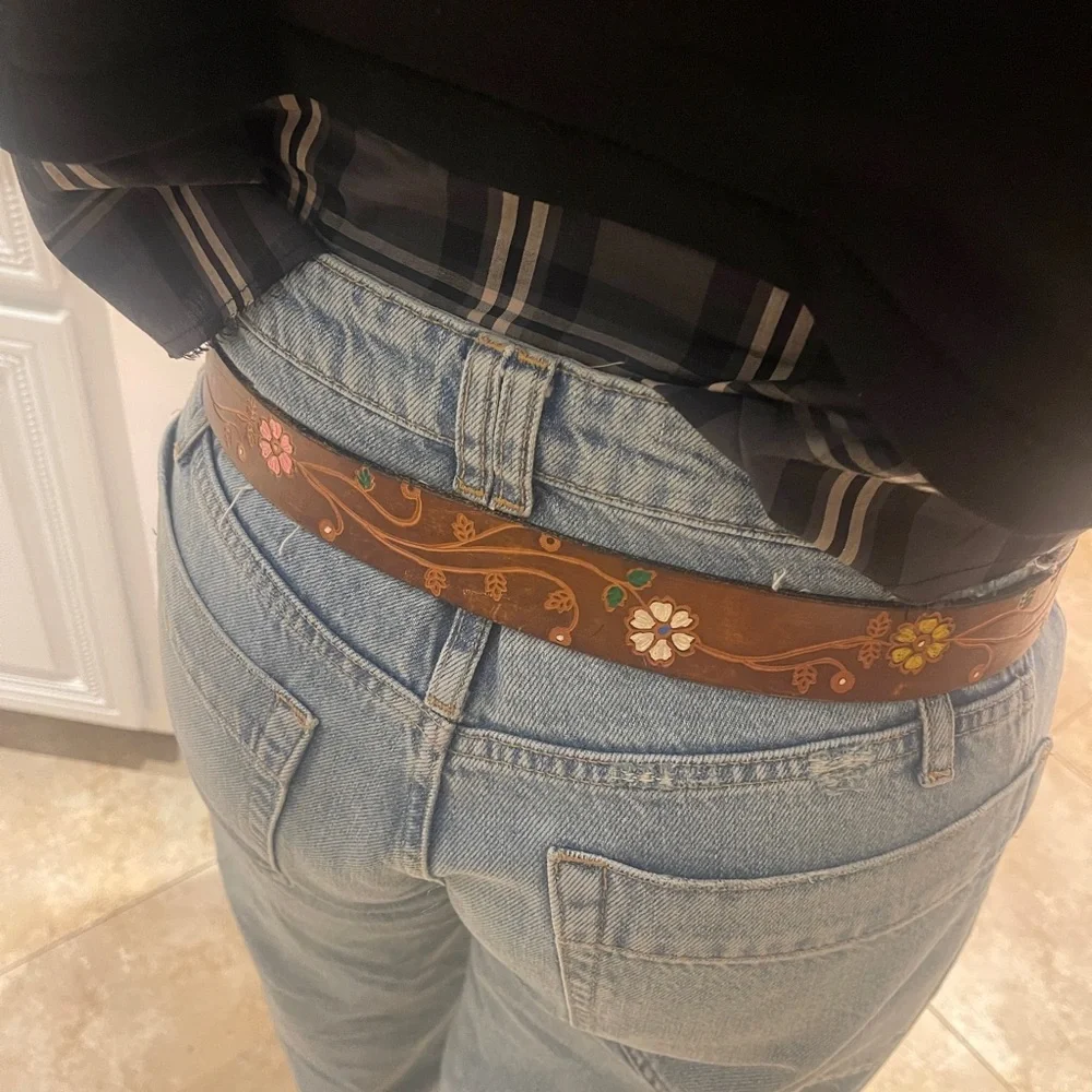 Vintage Leather Floral Tooled Belt with solid brass buckle - Picture 11 of 15